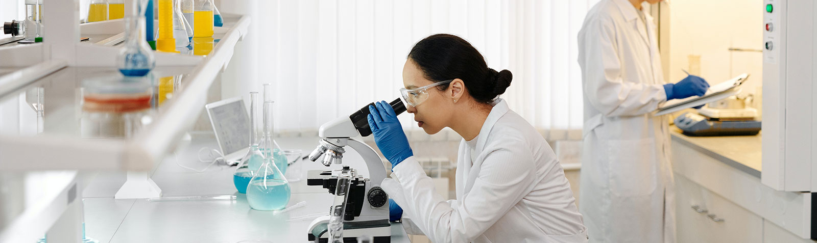   我们为医药化工行业提供分析测试服务，包括安全、质量控制、成分分析、样品检测等。<br>
我们能够提供独立的、反应迅速，并且节约成本的测试服务，帮助您缩短将产品推向市场的时间，降低风险，提升产品的市场价值。有几十家<br>
的合作实验室，便于我们提供优质便捷的本地服务。